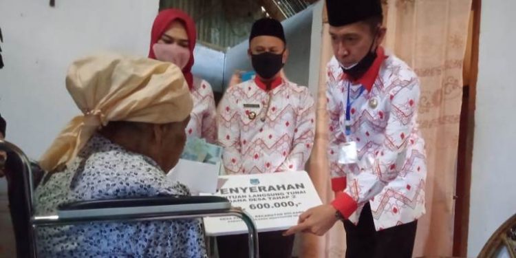 Iskandar Tak Kenal Lelah, Salurkan Langusung BLT DD Tahap II