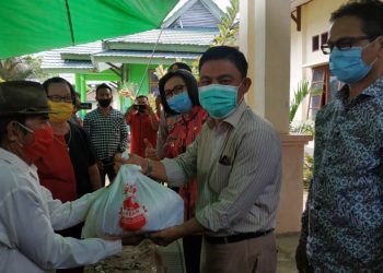 Ketua dan Anggota DPRD Turut Serta Dampingi Bupati Yasti Salurkan Bantuan Covid 19 Tahap II