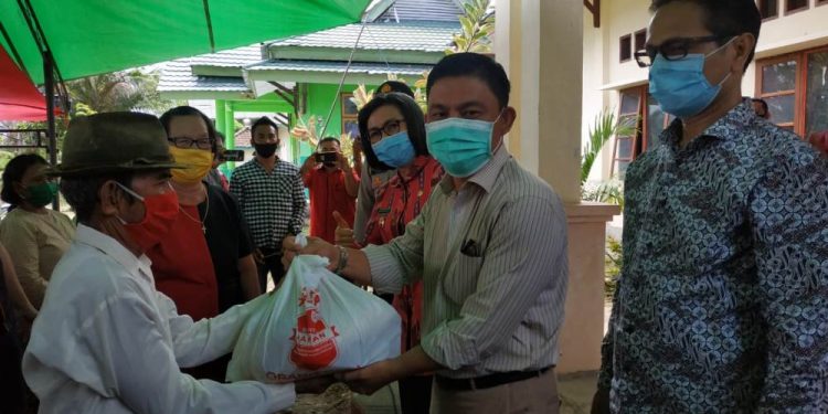 Ketua dan Anggota DPRD Turut Serta Dampingi Bupati Yasti Salurkan Bantuan Covid 19 Tahap II