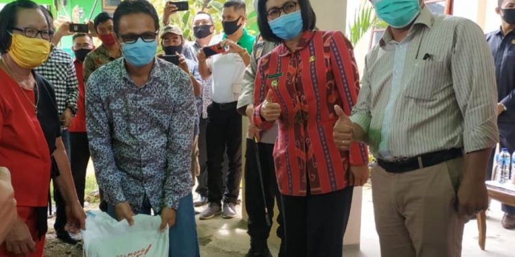 Bupati-Wabup Bolmong Temui Langsung Warga Dumoga Raya, Salurkan Bantuan Covid 19 Tahap II