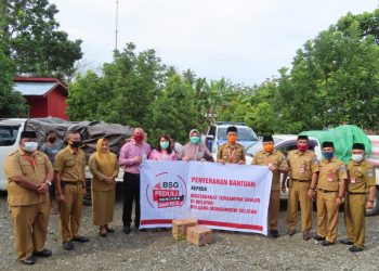 Bupati Kamaru Terima Bantuan BSG Warga Bolsel Dampak Banjir