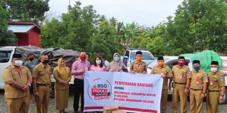 Bupati Kamaru Terima Bantuan BSG Warga Bolsel Dampak Banjir