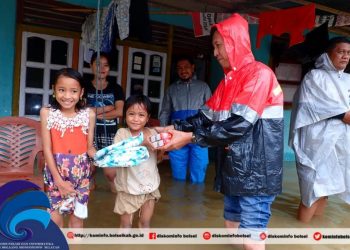 Iskandar-Dedy Terjun Langsung Salurkan Bantuan Korban Bencana Bolsel