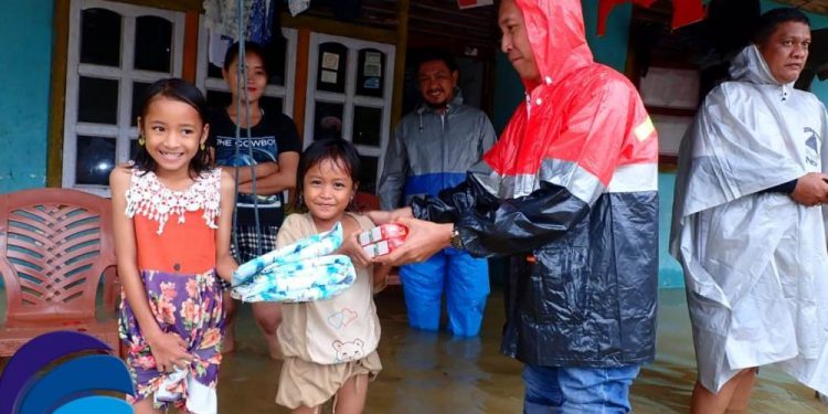 Iskandar-Dedy Terjun Langsung Salurkan Bantuan Korban Bencana Bolsel
