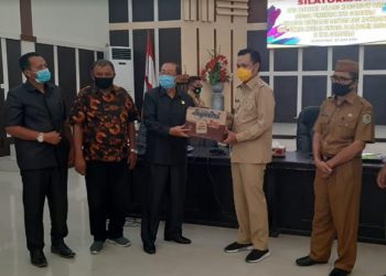 Bertolak Ke Kota Gorontalo, DPRD Bolmut Serahkan Bantuan Banjir