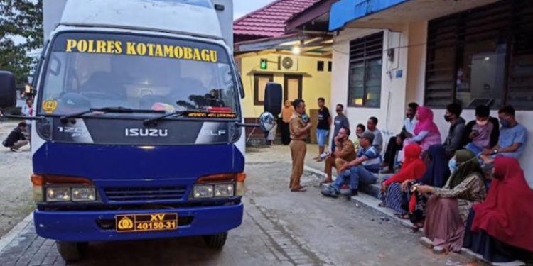 Antusias Lakukan Pengurusan,Masyarakat Padati Mobil SIM Keliling Polres Kotamobagu