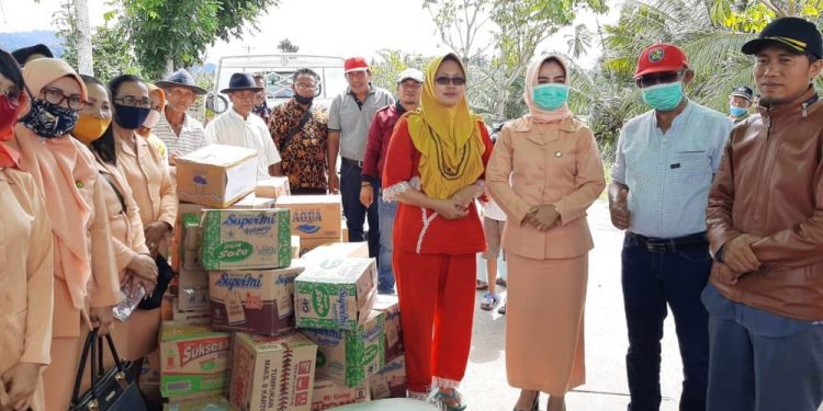 Diknas dan DWP Sumbang Bantuan Korban Banjir Dumoga