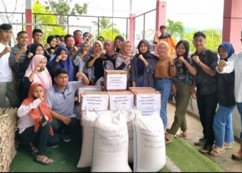 Pemuda Desa Bangomolunow Bantu Korban Banjir Bolsel