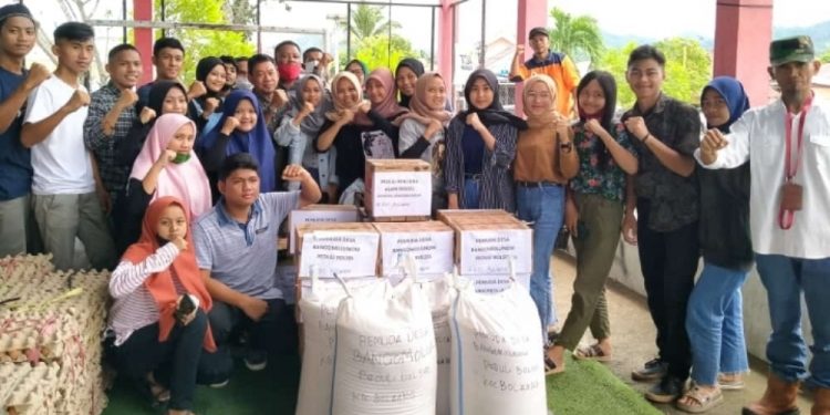 Pemuda Desa Bangomolunow Bantu Korban Banjir Bolsel