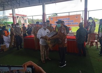 Ketua DPRD Bolmut, Frangky Chendra Mewakili Anggota DPRD Serahkan Bantuan