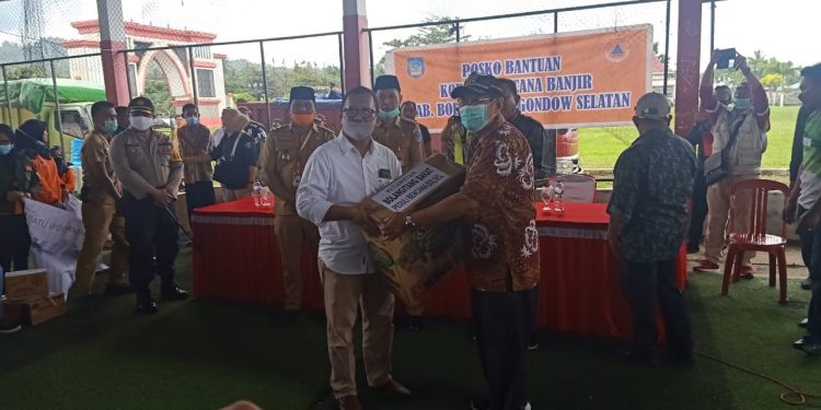 Ketua DPRD Bolmut, Frangky Chendra Mewakili Anggota DPRD Serahkan Bantuan