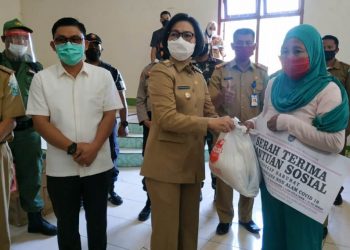 Bupati Yasti Serahkan Bansos Tahap IV
