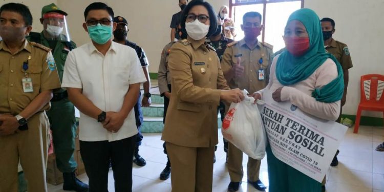 Bupati Yasti Serahkan Bansos Tahap IV