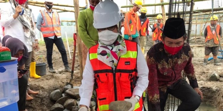 Yasti Letakan Batu Pertama Pembangunan Gedung Asrama Terpadu MAKN-Lolak