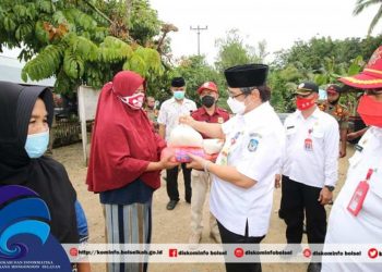 Pj. Bupati Bolsel Serahkan Bantuan Sembako Warga Pinteng