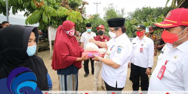 Pj. Bupati Bolsel Serahkan Bantuan Sembako Warga Pinteng