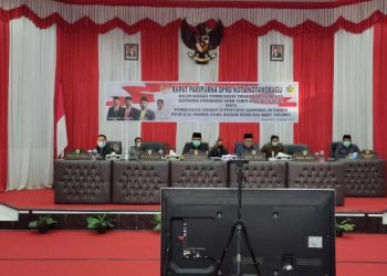 Pimpinan dan Anggota DPRD KK Paripurnakan Dua Ranperda