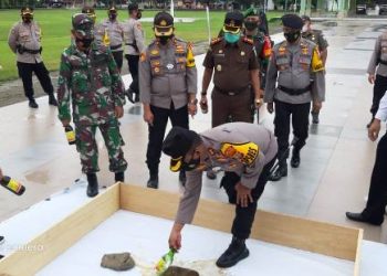 AKBP Wahyu Purwidiarso Musnahkan Ribuan Liter Cap tikus Hasil Sitaan Polres Bolmut