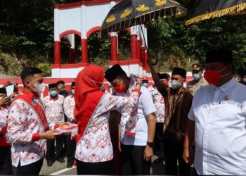 Iskandar-Dedy Dijemput Adat Masuk Wilayah Bolsel