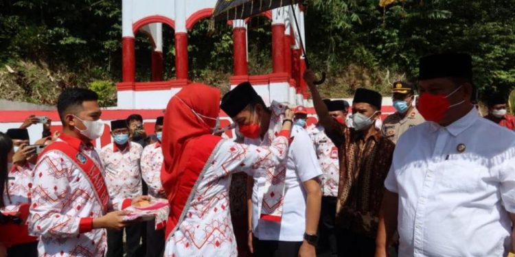 Iskandar-Dedy Dijemput Adat Masuk Wilayah Bolsel