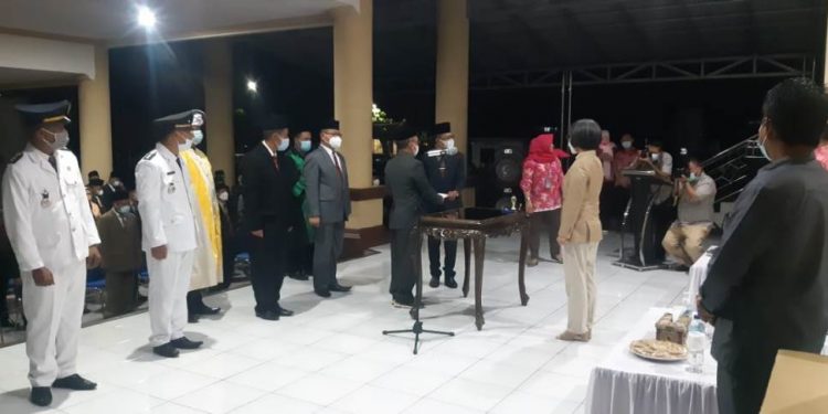 Serah Terima Jabatan dan Penandatangan Pakta Integritas Pejabat Daerah