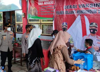 Gerai Vaksin Presisi Polres Bolmut Disambut Antusias Pelajar SMA 1 Pinogaluman