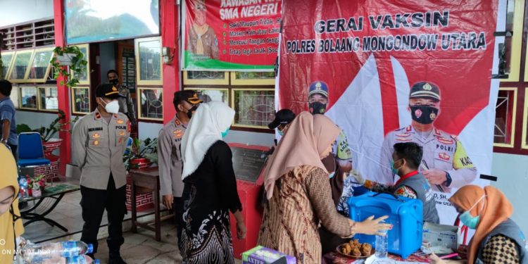 Gerai Vaksin Presisi Polres Bolmut Disambut Antusias Pelajar SMA 1 Pinogaluman