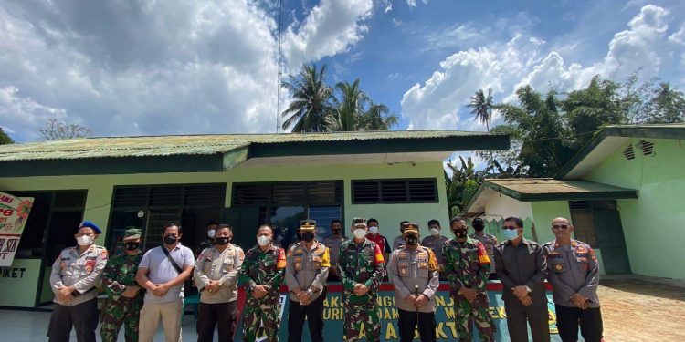 HUT TNI ke-76, Kapolres Wahyu Datangi Koramil 1303-13 Kaidipang Dan Beri Kejutan Ini