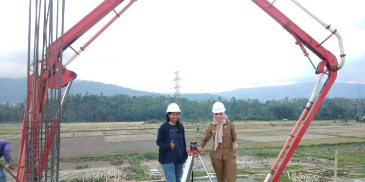 Sutri Buhang Saat Meninjau Bangunan Gedung Bersalin