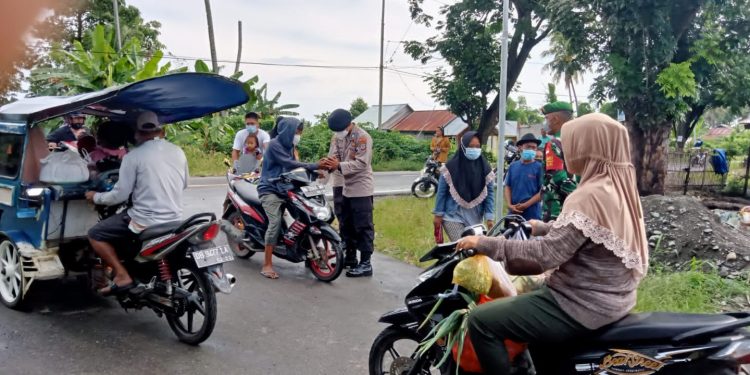 Anggota Polres Bolmut Mulai Melakukan Pemeriksaan Kartu Vaksin