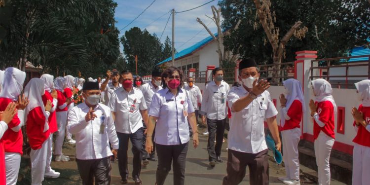Kunker di SMK Negeri I Kaidipang, Kepala Dikdas Sulut Disambut Antusias