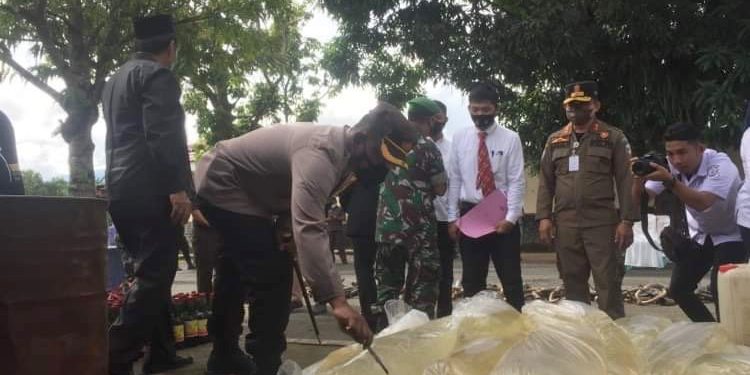 Kapolres AKBP Wahyu Purwidarso Saat Melakukan Pemusnahan Babuk Bersama Unsur Forkopimda (Foto/DD)