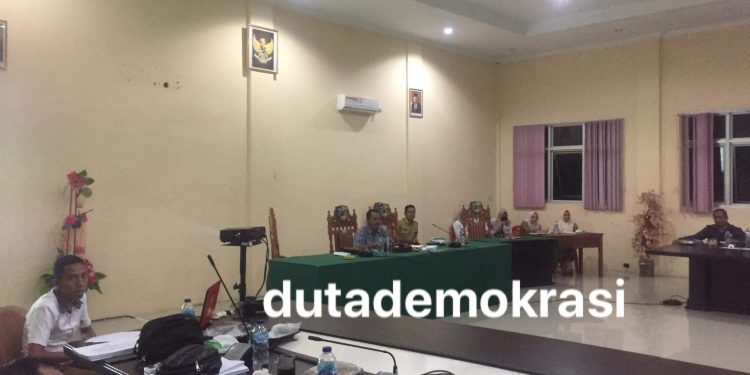 Saiful Ambarak Saat Memimpin Rapat Bapemperda Bersama Pemda Bolmut (Foto/DD)