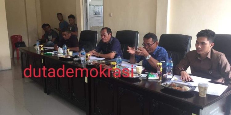 Komisi II DPRD Bolmut Saat Menggelar Rapat Dengan Mitra Kerja (Foto/DD)