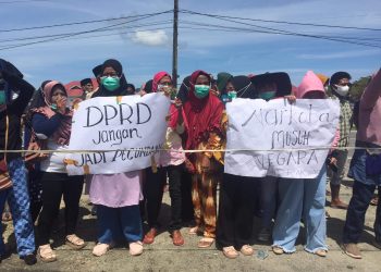 Ada Emak Emak Demo di Depan Kantor DPRD Bolmut, Tuntutannya