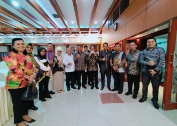 Pimpinan Daerah, DPRD Bolmut Dan SKPD Saat Foto Bersama Menteri Sofyan Djalil (Foto/Ist)
