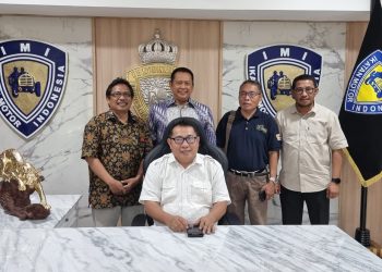 Ketua SMSI Pusat Firdaus Dan Pengurus Saat Foto Bersama Ketua MPR Bambang Soesatyo (Foto/Ist)