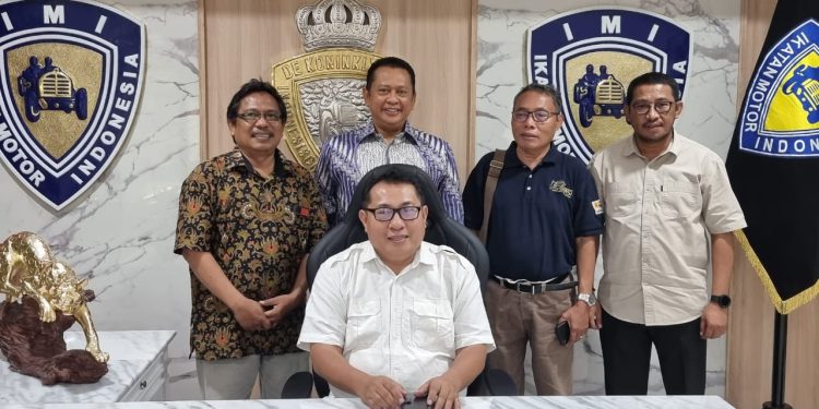 Ketua SMSI Pusat Firdaus Dan Pengurus Saat Foto Bersama Ketua MPR Bambang Soesatyo (Foto/Ist)