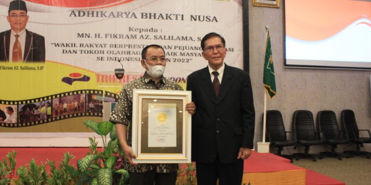 Ketua KONI Gorontalo Terima Penghargaan Dari Adhikarya Bahkti Nusa