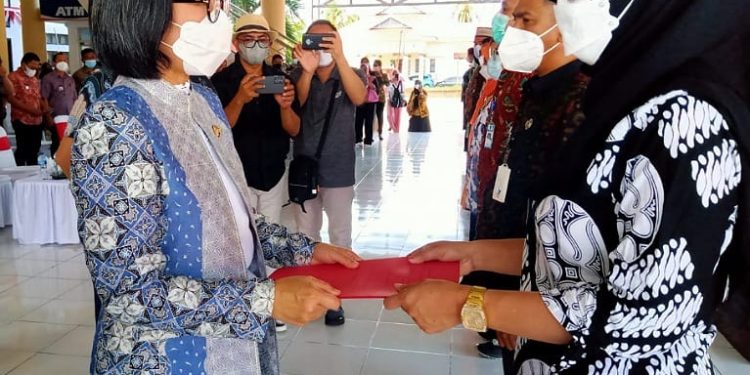 Bupati Yasti Serahkan SK Pjs Sangadi di 89 Desa