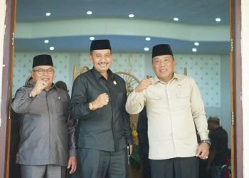 Saiful Ambarak Tengah Saat Berfoto Bersama Bupati Drs Depri Pontoh dan Wabup Amin Lasena (Foto/DD)