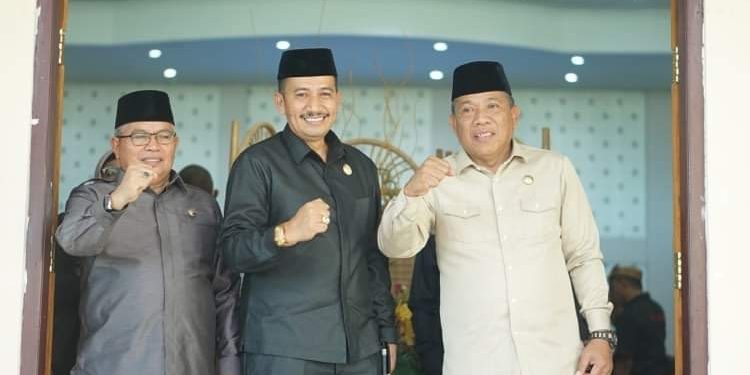 Saiful Ambarak Tengah Saat Berfoto Bersama Bupati Drs Depri Pontoh dan Wabup Amin Lasena (Foto/DD)