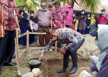 Renti Mokoginta Letakkan Batu Pertama Pembangunan Tempat Ibadah di SMP Negeri 1 Dumoga