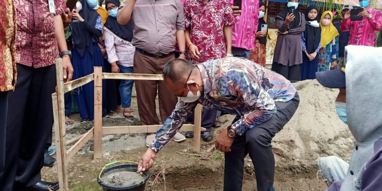 Renti Mokoginta Letakkan Batu Pertama Pembangunan Tempat Ibadah di SMP Negeri 1 Dumoga