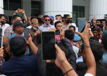 Didepan Massa Aksi Penambang Suwawa, Ketua DPRD Provinsi Gorontalo Ungkap Ini