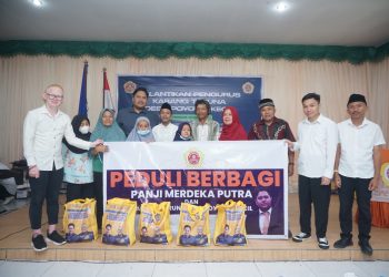 Hadir Pelantikan Karang Taruna Poyowa Kecil, Panji Merdeka Putra Berbagi Paket Sembako dengan Masyarakat