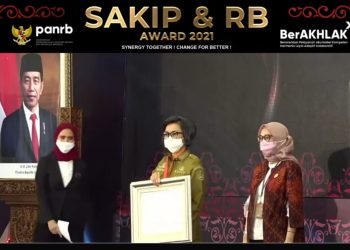 Bupati Yasti Terima Penghargaan SAKIP Tahun 2021 dengan Predikat B