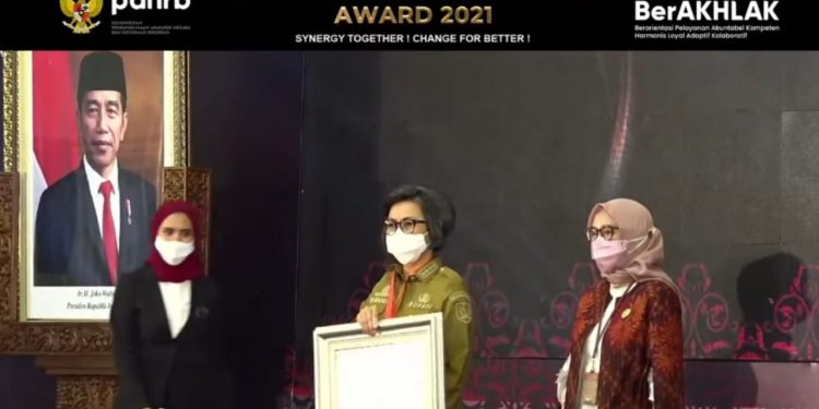 Bupati Yasti Terima Penghargaan SAKIP Tahun 2021 dengan Predikat B