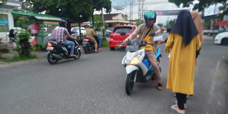 Berbagi Kebaikan, PPMIBU Kotamobagu Bagi-Bagi Takjil di Bulan Ramadan