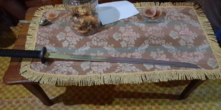 Gegara Miras, Pemuda Bolangitang Timur Nekat Libas Teman Dengan Samurai